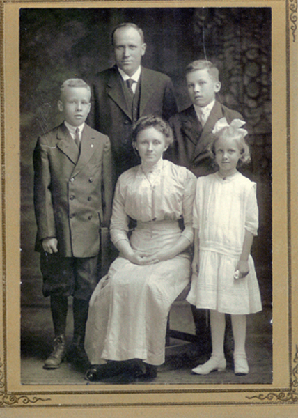 A006c Anders familie.jpg - Sindre Paulsen family. St.Paul ca.. 1915:  Harald (1901-1958), Helene (1873-1948), Helga (1906-1984), Anders (1871-1952), Thorwald (1899-ca. 1993).